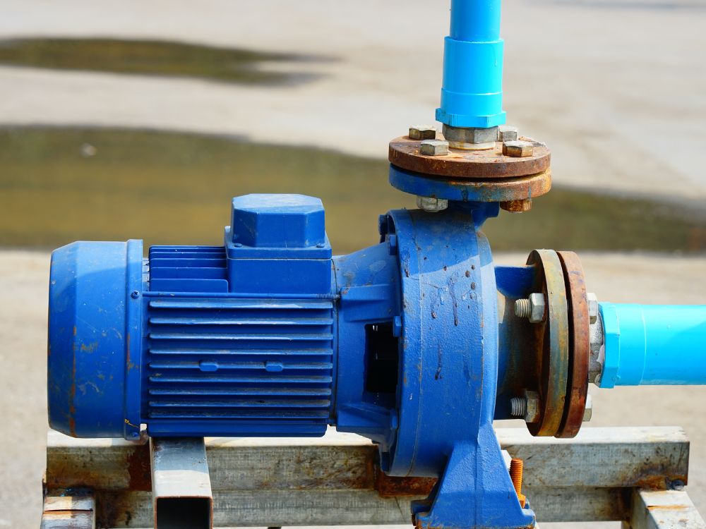 Bomba hidráulica azul conectada a tubulação, exemplo de equipamento usado em sistemas de circulação de água como piscina com possível uso de válvula de retenção para controle de fluxo